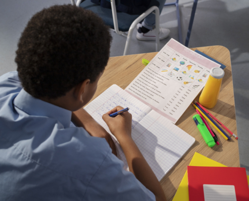 kids-classroom-taking-english-class