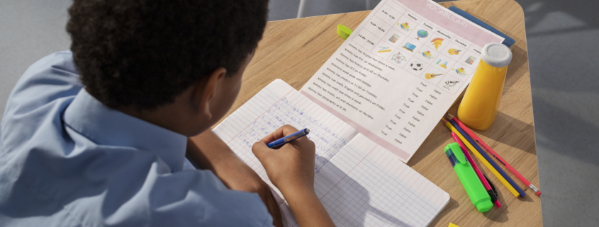 kids-classroom-taking-english-class