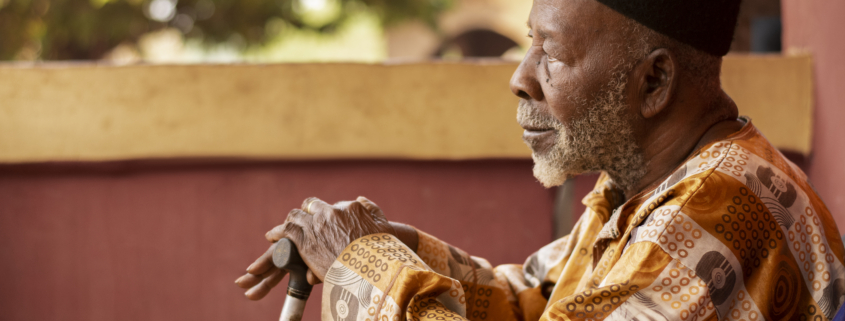 medium-shot-man-with-cane